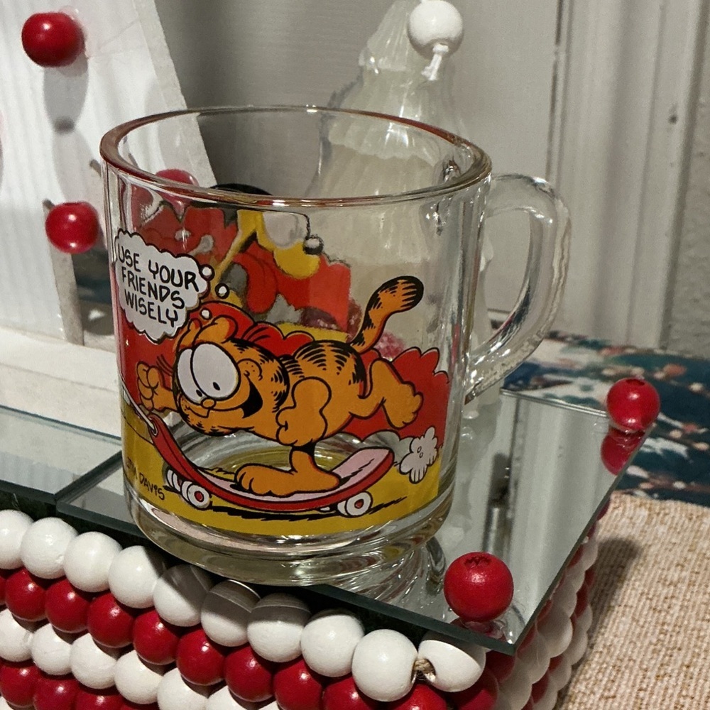 Vintage Garfield Glass Mug with Skateboard Design - Picture 2 of 6